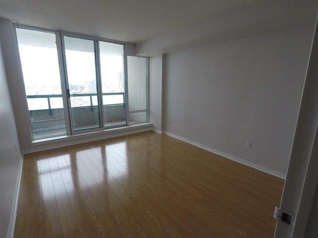 2201 - 550 Webb Dr, Condo with 2 bedrooms, 1 bathrooms and 1 parking in Mississauga ON | Image 3