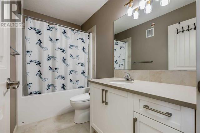 Another 4pc full bath upstairs to share | Image 18