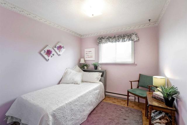 3 Darras Crt, Townhouse with 4 bedrooms, 2 bathrooms and 2 parking in Brampton ON | Image 2