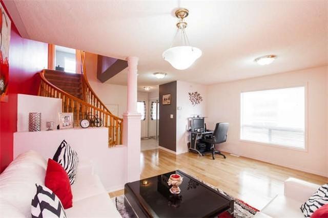 34 Jingle Cres, House semidetached with 3 bedrooms, 4 bathrooms and 5 parking in Brampton ON | Image 3