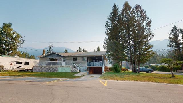 7558 Columbia Avenue, House detached with 4 bedrooms, 2 bathrooms and 2 parking in Radium Hot Springs BC | Image 34