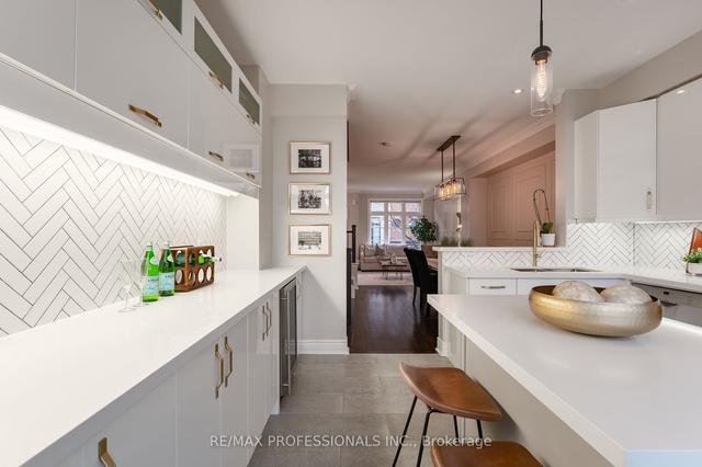 66 Lobo Mews, House attached with 3 bedrooms, 2 bathrooms and 2 parking in Toronto ON | Image 3