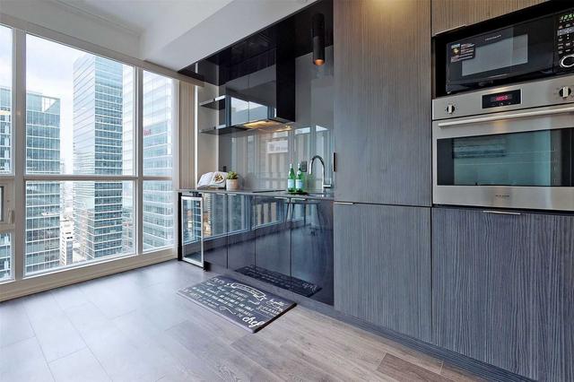 3603 - 70 Temperance St, Condo with 1 bedrooms, 1 bathrooms and 0 parking in Toronto ON | Image 4