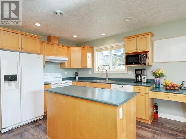 3055 Albany St, House detached with 5 bedrooms, 4 bathrooms and 3 parking in Victoria BC | Image 5