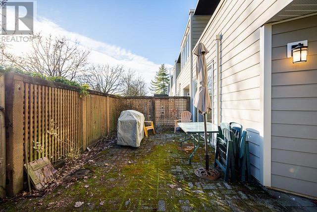 3913 Pender Street, House attached with 2 bedrooms, 2 bathrooms and 1 parking in Burnaby BC | Image 11