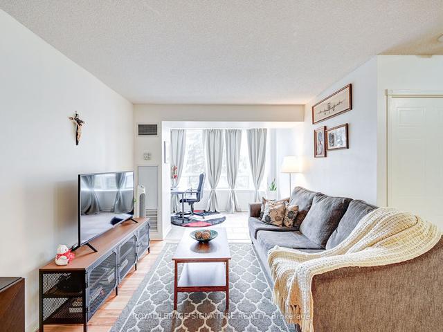 209 - 135 Hillcrest Ave, Condo with 2 bedrooms, 1 bathrooms and 1 parking in Mississauga ON | Image 3