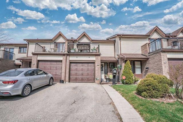 39 Mccallum Crt, Townhouse with 3 bedrooms, 2 bathrooms and 2 parking in Brampton ON | Image 1