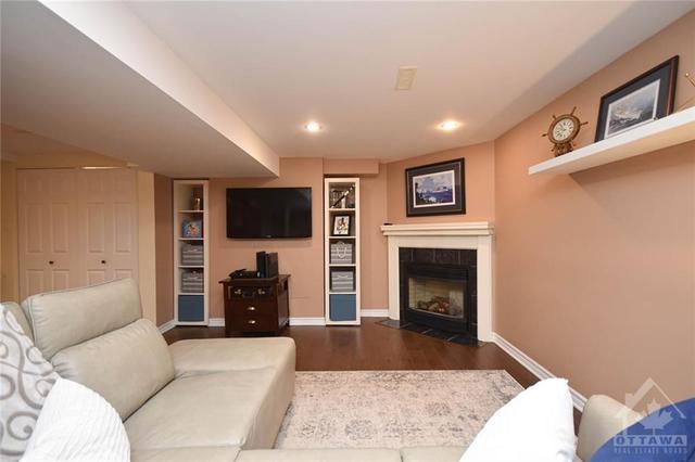 696 Morewood Crescent, House detached with 3 bedrooms, 3 bathrooms and 3 parking in Ottawa ON | Image 24