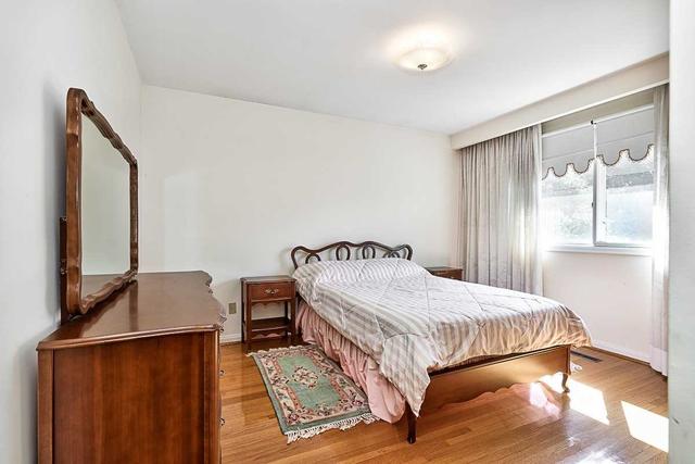 31 Islay Crt, House detached with 3 bedrooms, 2 bathrooms and 6 parking in Toronto ON | Image 13
