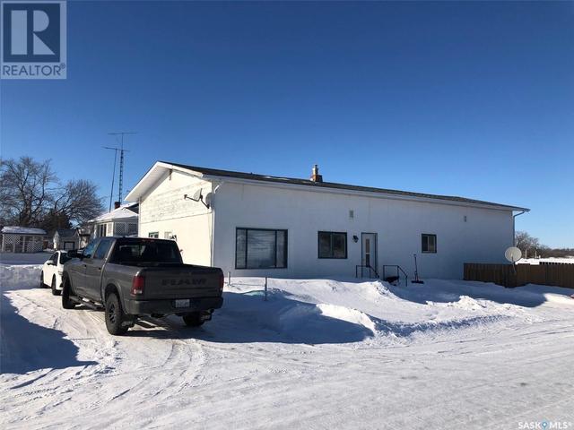 520 Main Street, House detached with 5 bedrooms, 2 bathrooms and null parking in Sturgis SK | Image 2
