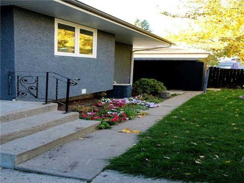 1384 Queen Cres, House detached with 5 bedrooms, 3 bathrooms and 4 parking in Moose Jaw SK | Image 5