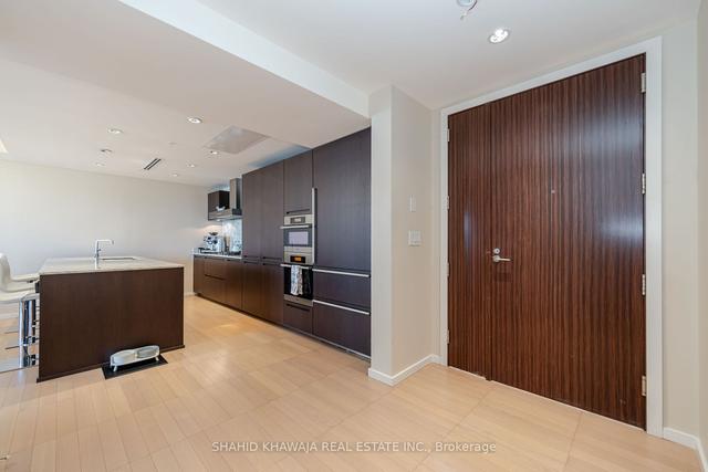 3807 - 180 University Ave, Condo with 2 bedrooms, 3 bathrooms and 1 parking in Toronto ON | Image 31