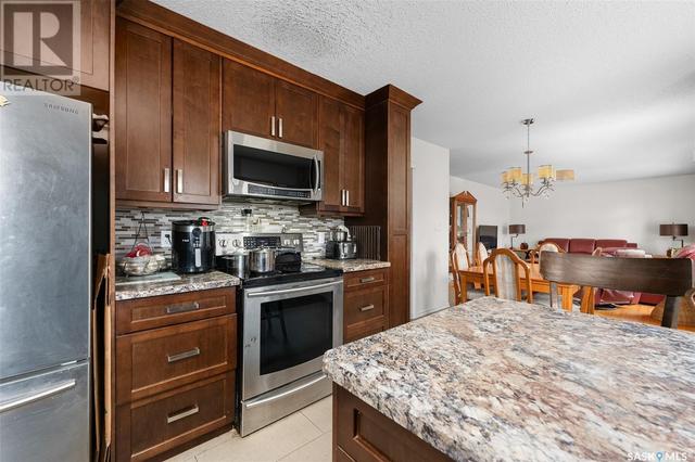 1213 Carleton Street, House detached with 5 bedrooms, 2 bathrooms and null parking in Moose Jaw SK | Image 5