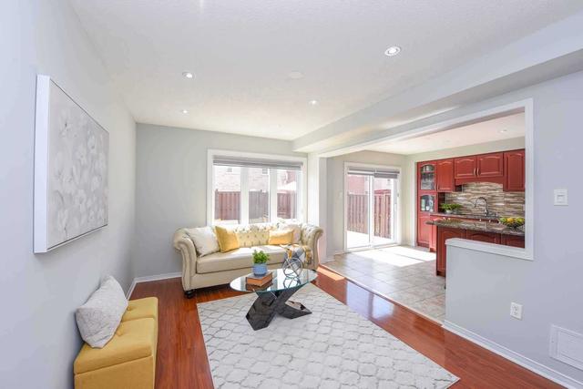 31 Lennon Tr, House detached with 4 bedrooms, 5 bathrooms and 5 parking in Brampton ON | Image 3