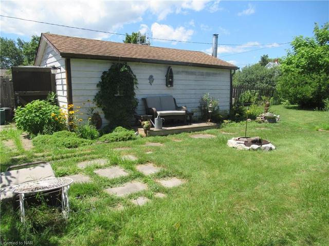 4085 Welland Street, House detached with 2 bedrooms, 1 bathrooms and 3 parking in Niagara Falls ON | Image 3