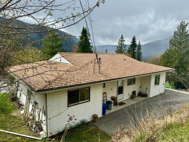 2124 Stanley Street, House detached with 3 bedrooms, 1 bathrooms and 3 parking in Nelson BC | Image 2