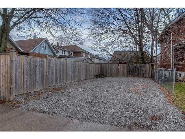 5033 Willmott St, House detached with 3 bedrooms, 2 bathrooms and 2 parking in Niagara Falls ON | Image 2