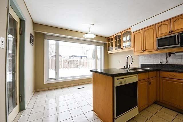 25 Mackay St, House detached with 4 bedrooms, 3 bathrooms and 4 parking in Brampton ON | Image 7