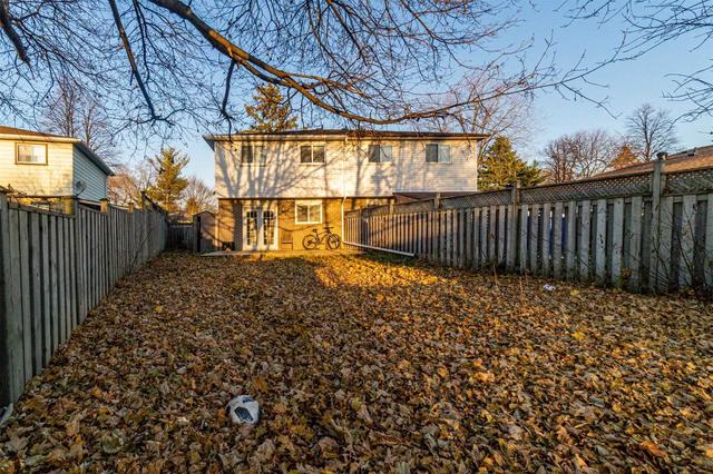 325 Hollyberry Tr, House semidetached with 4 bedrooms, 1 bathrooms and 2 parking in Toronto ON | Image 7