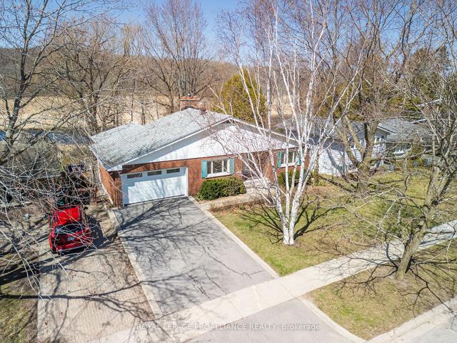 727 Aylmer Cres, House detached with 2 bedrooms, 3 bathrooms and 6 parking in Kingston ON | Image 3