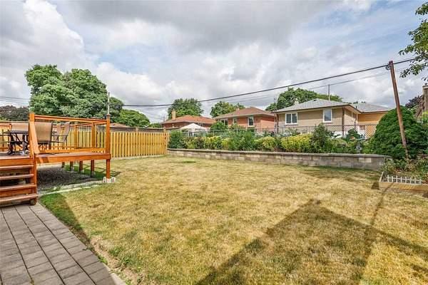 toronto - 36 Eringate Dr, House detached with 3 bedrooms, 2 bathrooms and 2 parking in Toronto ON | Image 6