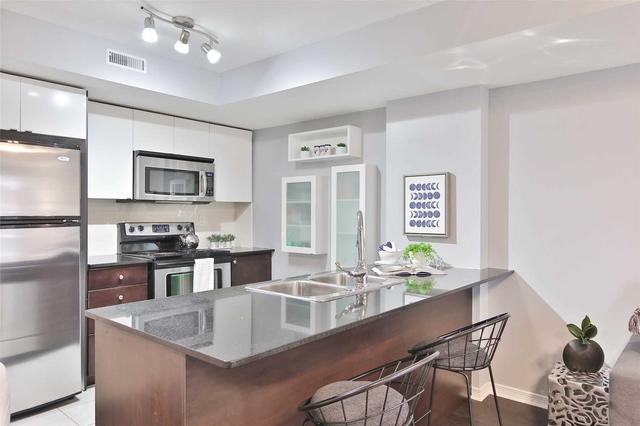 220 - 11 Ruttan St, Townhouse with 2 bedrooms, 2 bathrooms and 1 parking in Toronto ON | Image 3
