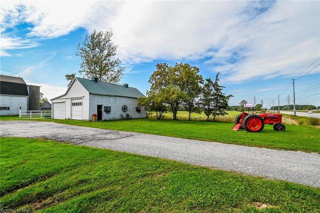 8972 Thorold Stone Road, House detached with 3 bedrooms, 3 bathrooms and 12 parking in Niagara Falls ON | Image 3