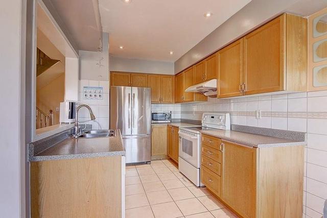 8 Pikake Crt, House attached with 3 bedrooms, 3 bathrooms and 3 parking in Vaughan ON | Image 7
