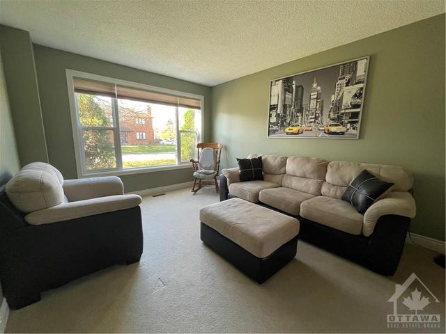 51 Hewitt Way, House detached with 4 bedrooms, 3 bathrooms and 4 parking in Ottawa ON | Image 4
