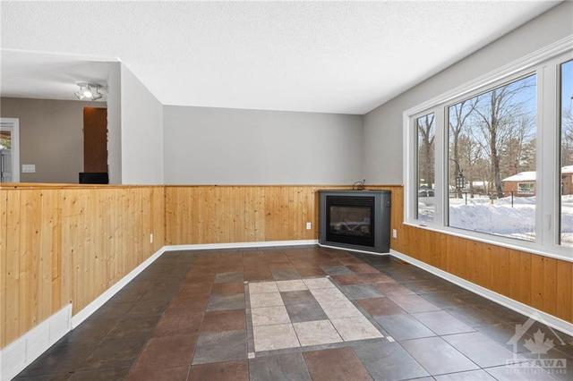 130 Woods Road, House detached with 4 bedrooms, 3 bathrooms and 4 parking in Ottawa ON | Image 4