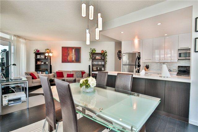 1002 - 218 Queens Quay W, Condo with 2 bedrooms, 2 bathrooms and 1 parking in Toronto ON | Image 3