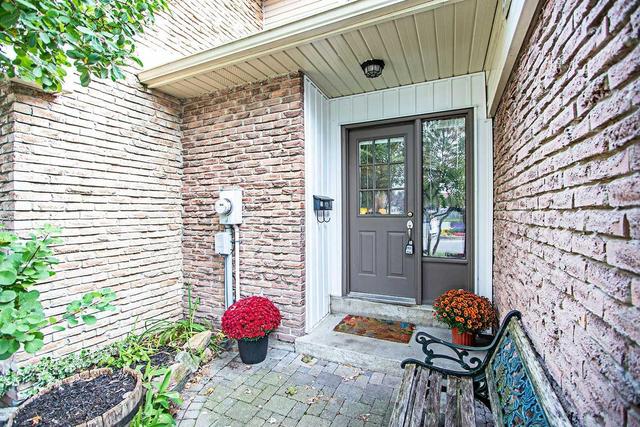 15 Robbie Cres, Townhouse with 4 bedrooms, 2 bathrooms and 1 parking in Ajax ON | Image 1