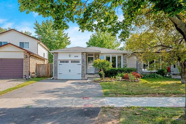 2210 Manchester Dr, House detached with 3 bedrooms, 2 bathrooms and 3 parking in Burlington ON | Image 1