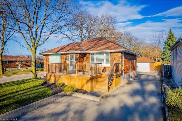 2862 Dorchester Road, House detached with 2 bedrooms, 2 bathrooms and 5 parking in Niagara Falls ON | Image 1