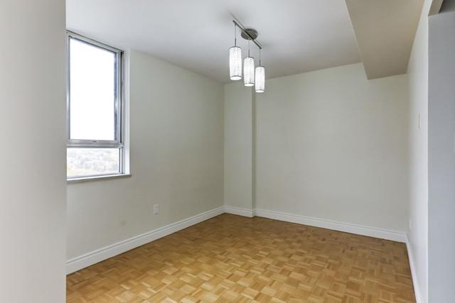 1807 - 3 Massey Sq, Condo with 2 bedrooms, 1 bathrooms and 0 parking in Toronto ON | Image 21