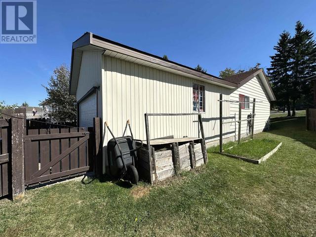 718 Cariboo Trail, House detached with 3 bedrooms, 2 bathrooms and null parking in One Hundred Mile House BC | Image 4