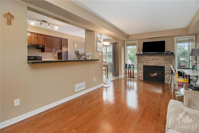 402 Ashbourne Crescent, Townhouse with 3 bedrooms, 3 bathrooms and 3 parking in Ottawa ON | Image 8