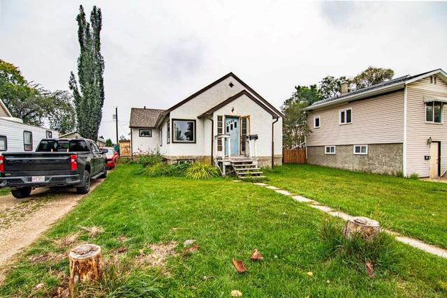 5906 - 64 Street, Home with 4 bedrooms, 2 bathrooms and 2 parking in Red Deer AB | Image 4