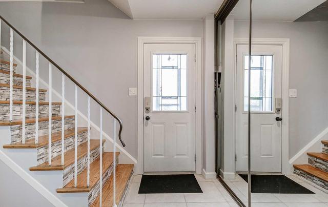 52 Glenfield Cres, House semidetached with 4 bedrooms, 2 bathrooms and 4 parking in Brampton ON | Image 3
