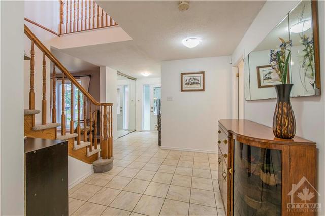 525 Rougemount Crescent, House detached with 3 bedrooms, 3 bathrooms and 5 parking in Ottawa ON | Image 6