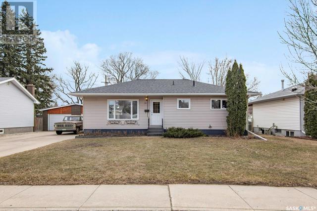 18 Mills Crescent, House detached with 4 bedrooms, 2 bathrooms and null parking in Saskatoon SK | Image 2