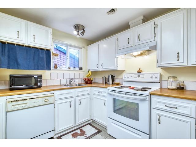 5609 Trail Avenue, House detached with 3 bedrooms, 1 bathrooms and 3 parking in Sechelt BC | Card Image