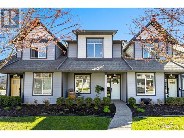 987 Laurier Avenue, House attached with 2 bedrooms, 3 bathrooms and 1 parking in Kelowna BC | Image 1