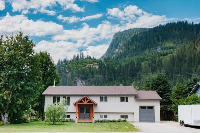 901 Tum Tum Drive, House detached with 5 bedrooms, 2 bathrooms and null parking in Revelstoke BC | Card Image