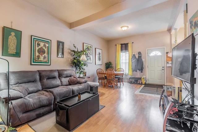 208 Bay St N, House semidetached with 3 bedrooms, 1 bathrooms and 0 parking in Hamilton ON | Image 3