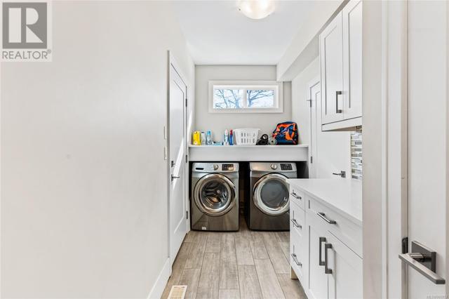 mudroom/laundry room off the garage | Image 39