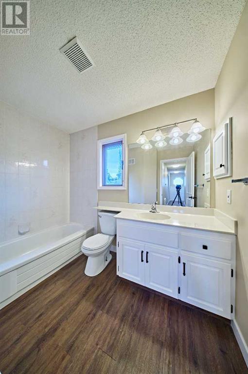 2811 Signal Hill Drive Sw, House detached with 4 bedrooms, 3 bathrooms and 4 parking in Calgary AB | Image 30