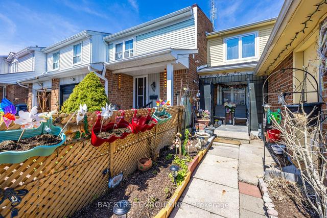 38 Pilkey Cres, House attached with 3 bedrooms, 2 bathrooms and 3 parking in Toronto ON | Image 12