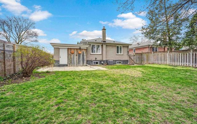 261 Thistledown Blvd, House detached with 3 bedrooms, 2 bathrooms and 3 parking in Toronto ON | Image 16