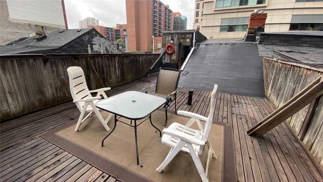 upper - 231 Queen St W, Home with 2 bedrooms, 1 bathrooms and 1 parking in Toronto ON | Image 8